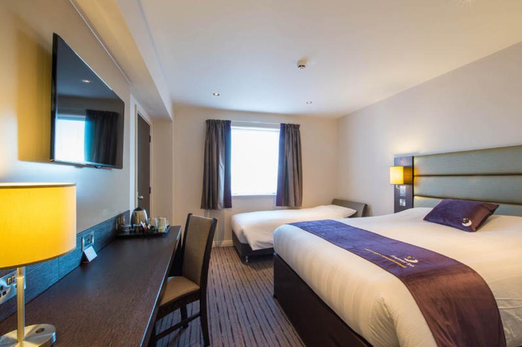 Premier Inn Aldershot Bagian luar foto