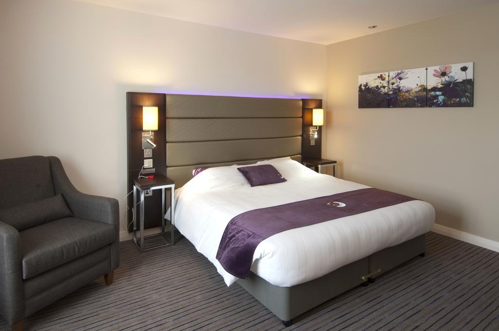 Premier Inn Aldershot Bagian luar foto