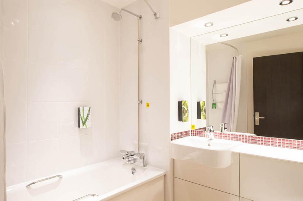 Premier Inn Aldershot Bagian luar foto