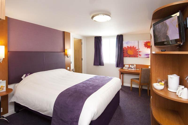 Premier Inn Aldershot Bagian luar foto