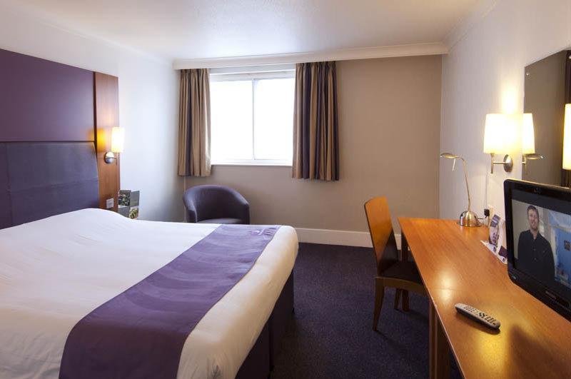 Premier Inn Aldershot Bagian luar foto